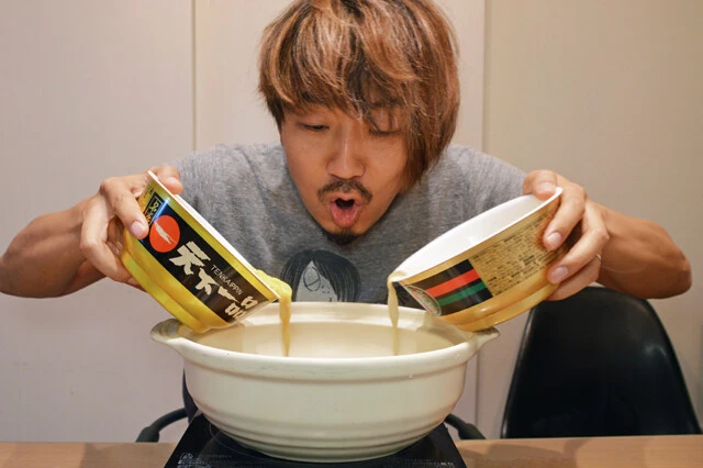 (2)ブレンド! スープを混ぜて仕上げた(1)を鍋に全量移して熱し、煮立ったら火を弱め焼き豚と青ネギを入れよう。鍋にはあらかじめ熱湯を入れて温めておくとスープが煮立ちやすくなる