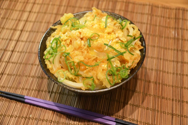 丸亀製麺ぶっかけうどんを卵とじにしてご飯にのせたら激ウマ!「うどんどん」【B級フード研究家・野島慎一郎のバカレシピ】