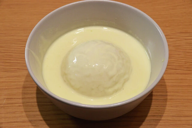 (2)吸収! (1)にあんまんを入れ、アイスを限界まで吸収させる。生地がビッタビタに浸るには時間がかかるのでじっくり待つこと。急ぎたい場合はようじなどで生地に穴をいくつか開けてもよい