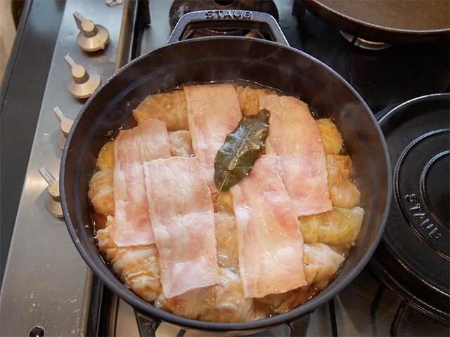 ７．具が浸るくらいの水、あればローリエ、ベーコンなどを入れ、中火にかける。煮立ってきたら蓋をして弱火で４０分煮込み塩胡椒で味を整えたら出来上がり！（もっとトマト感が欲しければスープにトマトピューレを追加してね！）