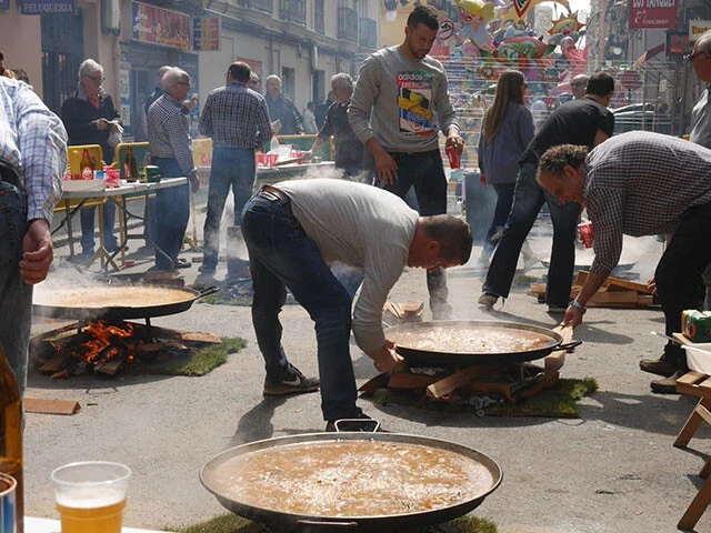 さすがパエリア発祥のバレンシア！　路上で男たちがパエリア作り