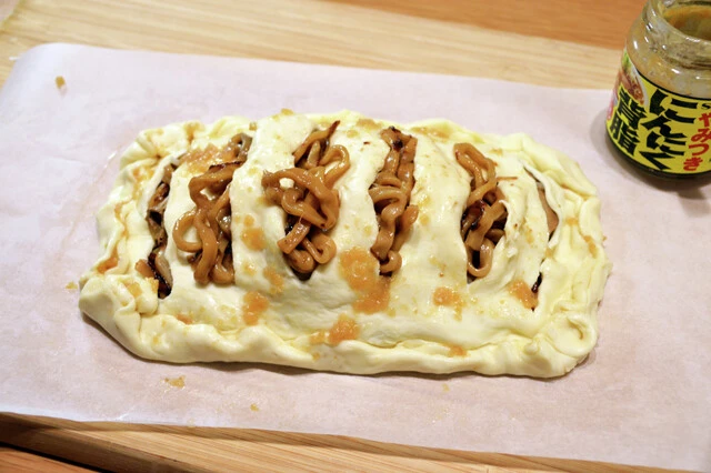 (3)包み焼き! 切り込みを入れたもう一枚のパイシートを上からかぶせて周りをとじ、表面にもにんにく背脂を塗ろう。そのままトースターに入れ、表面がカリッと焼き上がったら完成だ