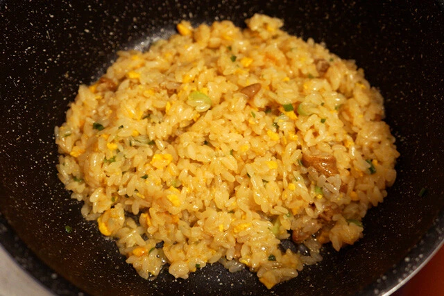 ナガラ食品「ホルモン炒飯」(税込み300円)