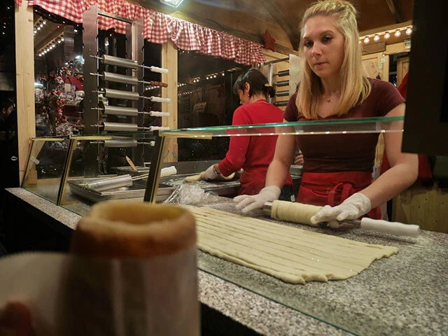 帯状にカットした生地を型に巻いて焼きます