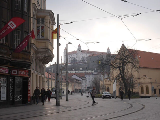 奥に見えるのが「ブラチスラバ城」。建物の四つ角に塔が立つことから、「ひっくり返したテーブル」なんて呼ばれている