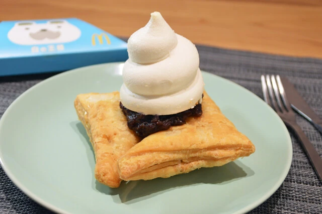 今年も登場した秋冬限定の定番スイーツ。マックの三角チョコパイを練乳とあんこで甘味ドーピングしたら激ウマすぎ!「三角チョコパイの小倉シロノワール」【B級フード研究家・野島慎一郎のバカレシピ】