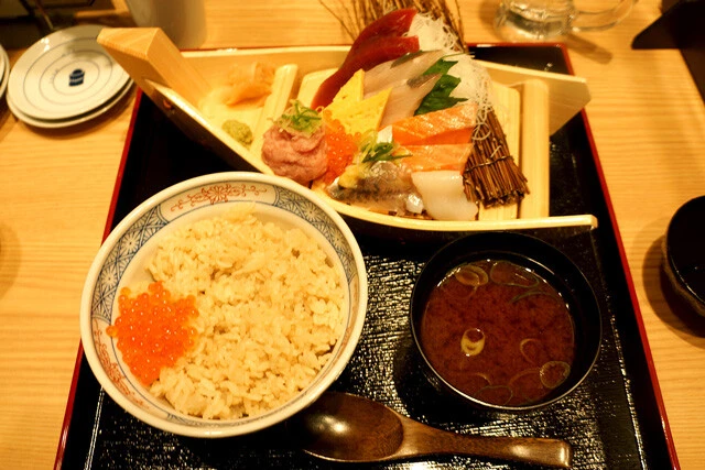 「舟盛り丼」(990円)