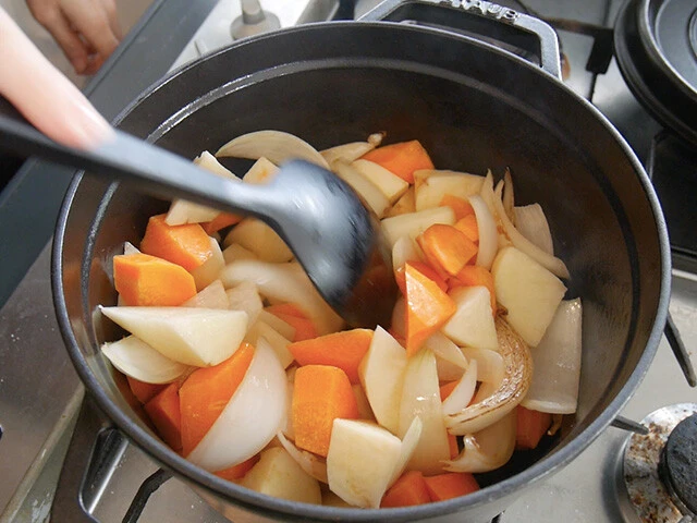 ２．鍋にバターを入れ玉ねぎが色付く程度に炒めたら、にんじんとじゃがいもも軽く炒める