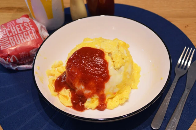 ふわとろ卵でマックのダブチを豪快に包んだ新種のオムメニュー。見た目はバカ全開だが、激ウマです!「オムダブチ」【B級フード研究家・野島慎一郎のバカレシピ】