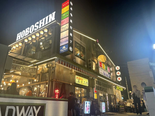 ほぼ新宿のれん街別館は倉庫のたたずまい。SNS映えで女性客が多い