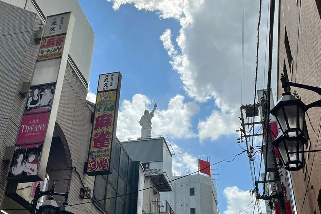 まさに、自由な街赤羽の象徴