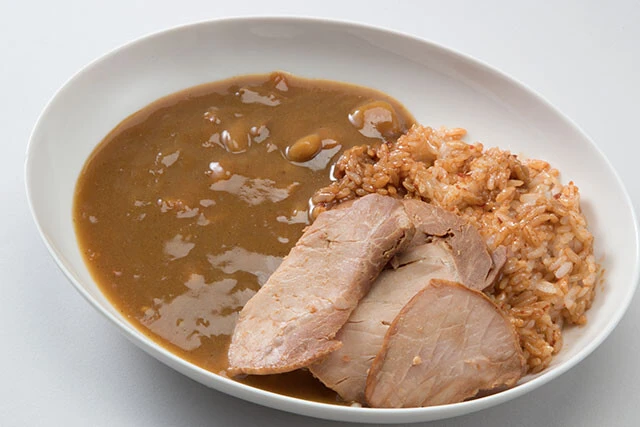 赤いとんこつ辛味噌カレー【ご飯+焼き豚+レトルトカレー】①皿にご飯を入れ、とんこつ辛味噌を加えて混ぜる②温めたレトルトカレーをかけ、焼き豚をトッピング