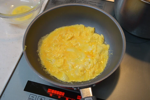 (2)卵! 卵3個を溶き、バターを溶かしたフライパンで焼いてオムの部分を作る。卵の量はお好みで調整可。卵を焼く前に牛乳や生クリームを少量混ぜるとふわふわに仕上がりやすくなる