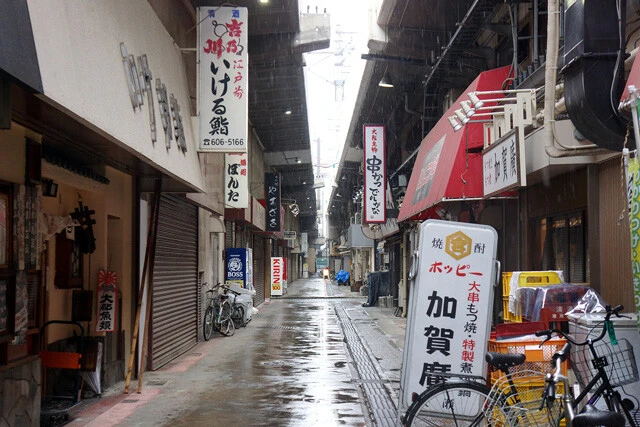 夜に来たら楽しそうな高架下の飲み屋街