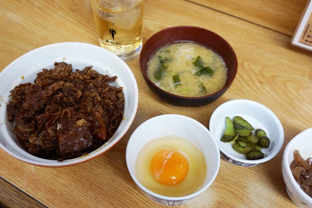 【牛めし】新橋の２４時間営業酒場で漆黒の「上牛めし」を：パリッコ『今週のハマりメシ』第２３回