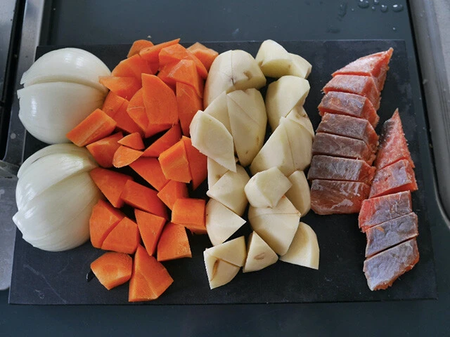 １．野菜とサーモン（皮があれば剥がす）を一口大に切る