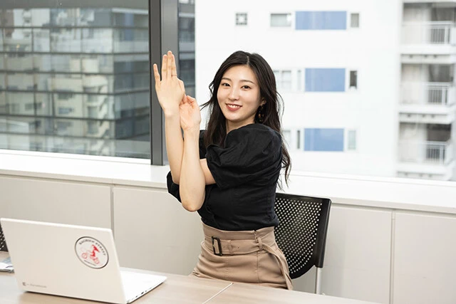 １．腕を絡ませ、顔の前で手のひらを合わせる