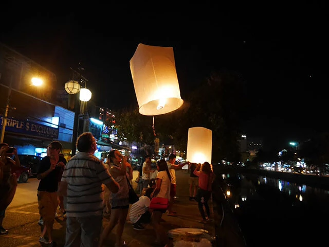 イベントに参加せずとも街中で個人的にランタン上げは可能（当時）