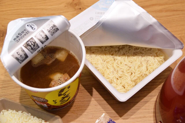 (2)注ぐ! 続いてペヤングも開封してかやくとソースの袋を取り出したら、(1)とペヤングそれぞれに熱湯を注ぐ。(1)は通常の半量~2/3ほどでOK。ペヤングは3分待ったら湯切りをしよう