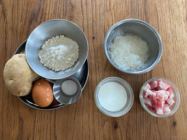 材料：ジャガイモ、小麦粉、卵、塩、羊のチーズ、牛乳、ベーコン