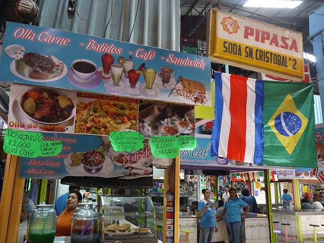 コスタリカのマーケット内の軽食屋