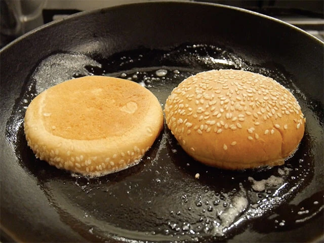 4．バンズはトーストしてバターを塗るか、フライパンにバターを溶かし断面を焼く。