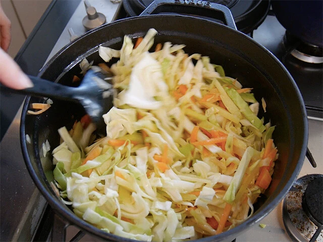 ３．鍋にバターとにんにくを入れ、玉ねぎを飴色になるまで炒めたら、にんじん、じゃがいも、キャベツの順に加え炒めていく（生のビーツの場合はここで追加）