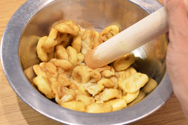 (1)潰す! 冷凍のアンパンマンポテト2袋分をレンチンしてボウルに移し、めん棒などでグニグニと潰す。少し残酷な気がするが、アンパンマンの顔が原形をとどめなくなるまで潰すこと