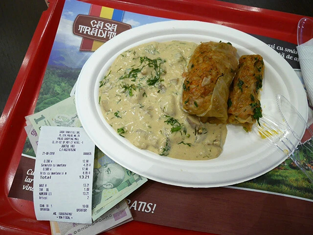 ルーマニアで食べたサルマーレ。マッシュルームとママリガのクリームを添えて