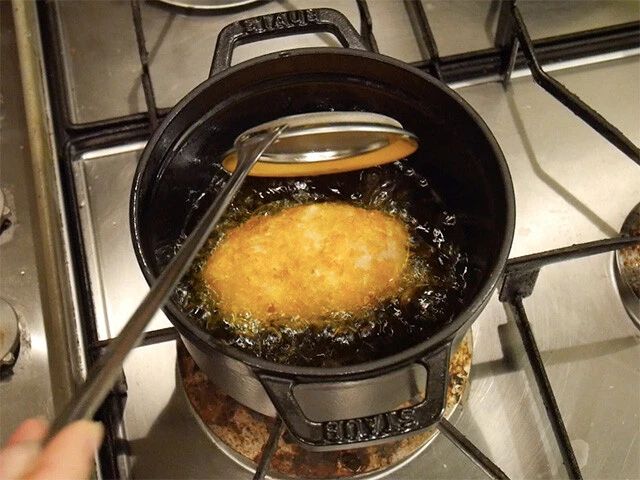 ４．鍋に揚げ油を深さ３ｃｍ程入れ、１７０度で６分ほど揚げてできあがり。