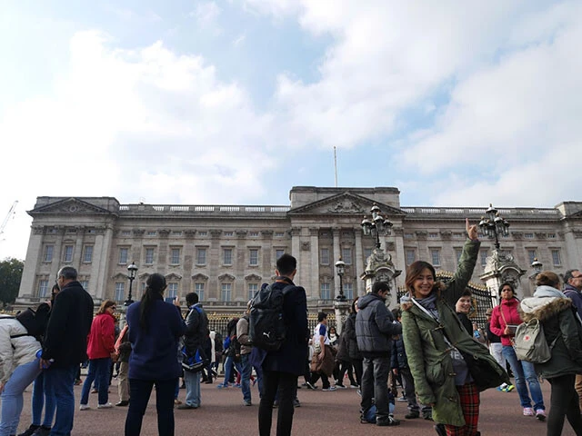 バッキンガム宮殿正面で記念撮影する旅人