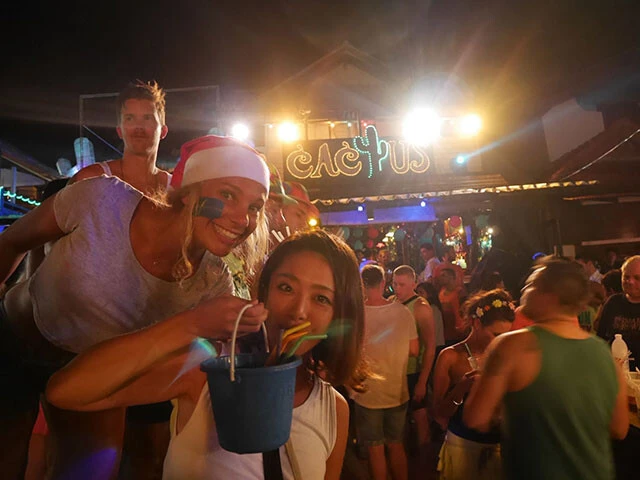 美女サンタとバケツ酒する旅人