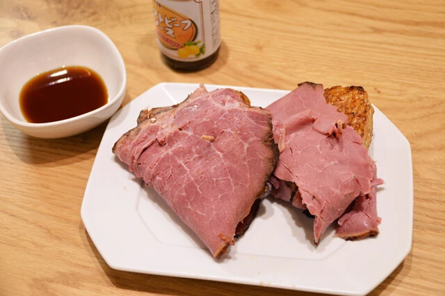 冷凍焼きおにぎりを絶品アレンジ! 肉とバターとわさびがのボリューム飯!「焼きおにぎりのわさびローストビーフ巻き」【B級フード研究家・野島慎一郎のバカレシピ】