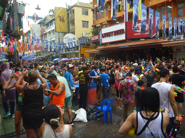 旅人の聖地カオサン通りの水かけ祭りの様子