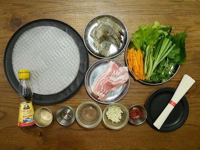 材料：ライスペーパー、エビ、豚肉、野菜類、ニュクマム、砂糖、酢、水、ニンニク、唐辛子、素麺