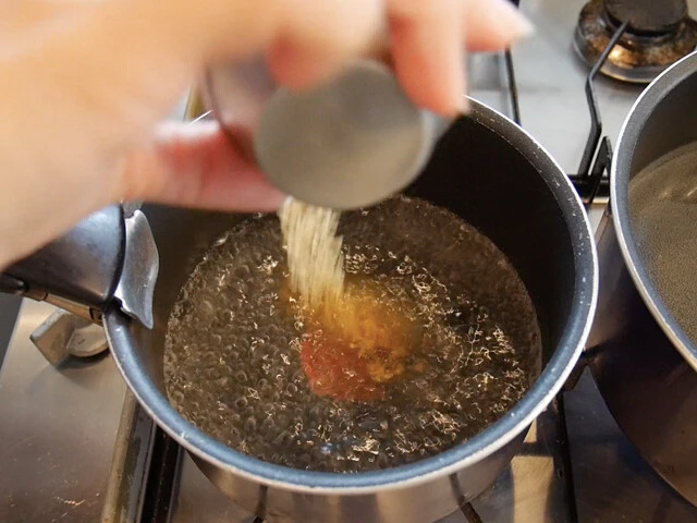 １．鍋に水４００ｍｌとダシダを入れて沸かす