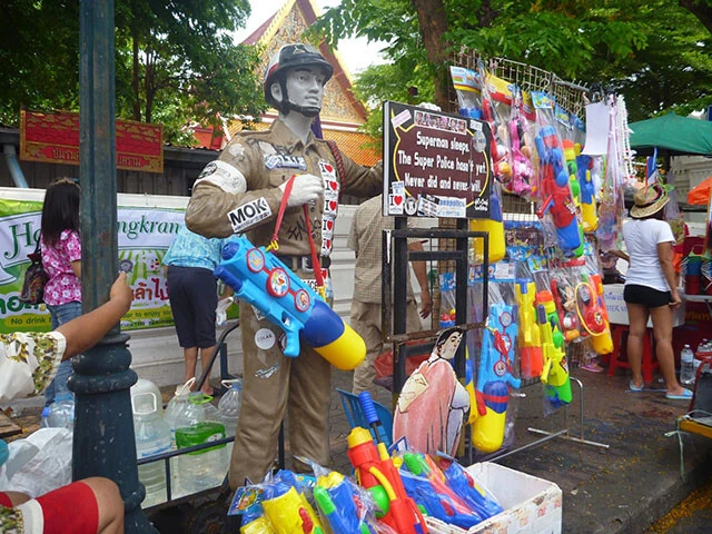 街中のいたるところで水鉄砲が売られます