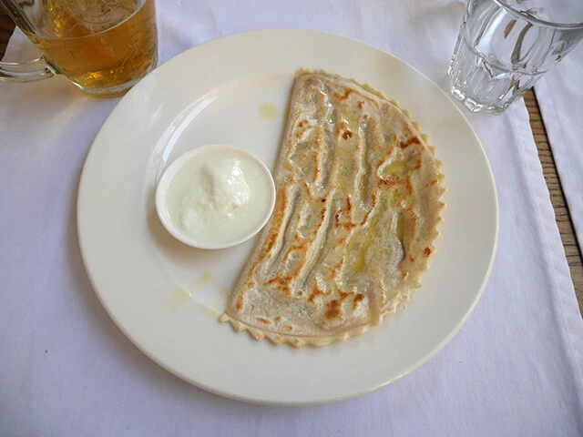 ヤンティクはチェブレキと調理法が異なり焼いて溶かしバターを塗ったもの