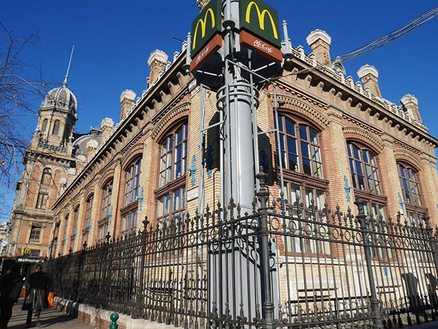 ブダペスト西駅の駅舎にあるマクドナルドは「世界一美しいマクドナルド」