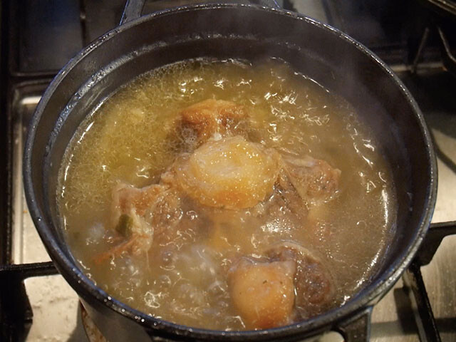 ５時間煮込むとスープが濃厚になりお肉はホロホロに
