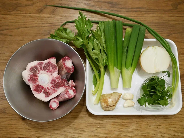 材料:牛テール、セロリ(葉の部分)、長ねぎ(緑の部分)、玉ねぎ、生姜、にんにく、パクチー、青ねぎ(ほか調味料と水など)
