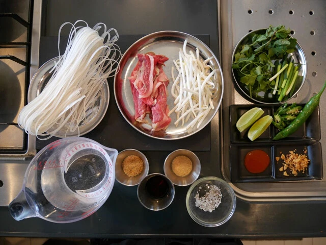 材料:フォー、牛肉、もやし、香菜類、水、ダシダ、ニュクマム、きび糖、塩胡椒、ライム、生唐辛子、チリソース、ニンニクチップ