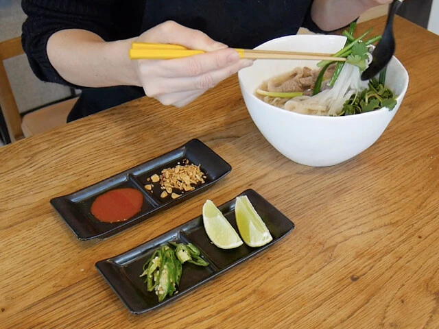 麺はすすらないように、レンゲに取りながら食べます