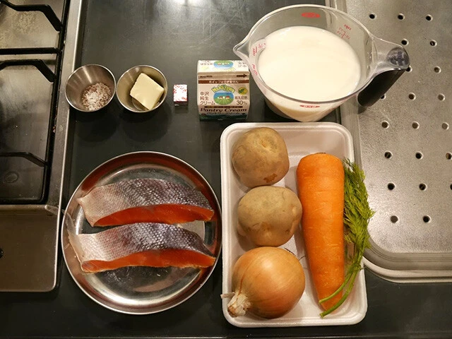 材料:サーモン、玉ねぎ、にんじん、じゃがいも、牛乳、生クリーム、バター、コンソメ、塩胡椒
