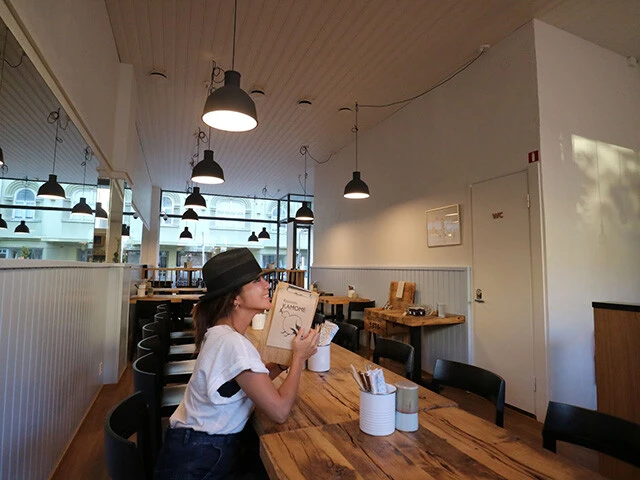 『かもめ食堂』の内部は北欧系インテリアで癒されます