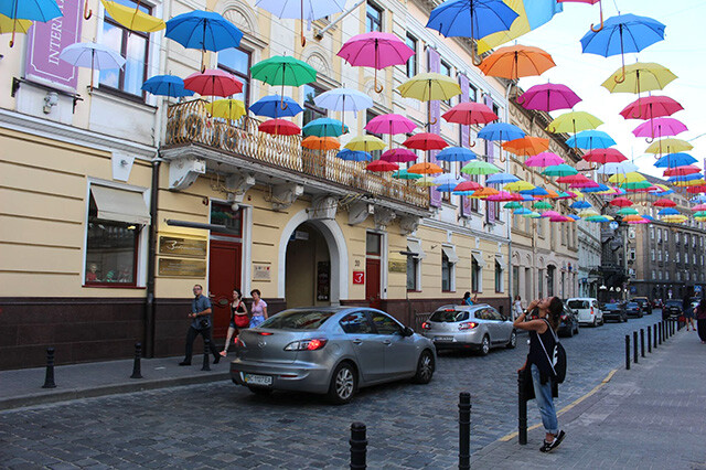 リヴィウで見つけた街中のカラフルな傘の景色。ＰＲＡＹ　ＦＯＲ　ＰＥＡＣＥ！