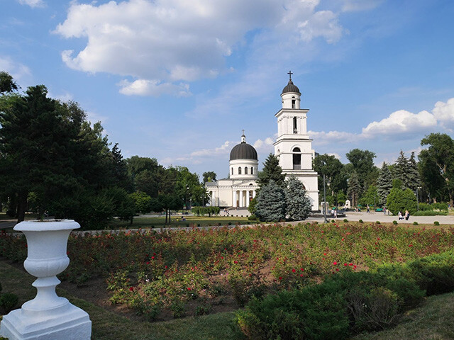 公園の中心にある「キシナウ大聖堂（ナスレテア大聖堂）」