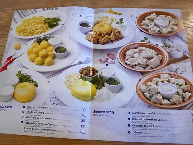 メニューの一面を飾るママリガとペリメニ