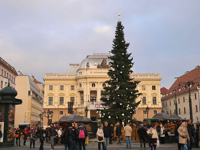 旧市庁舎や各国の大使館が面している「フラヴネー広場」
