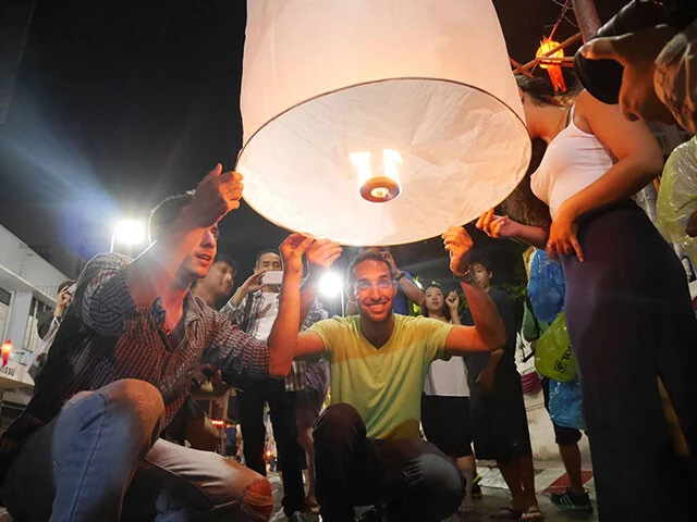 火をつけてフワリと浮かぶ瞬間のドキドキワクワク